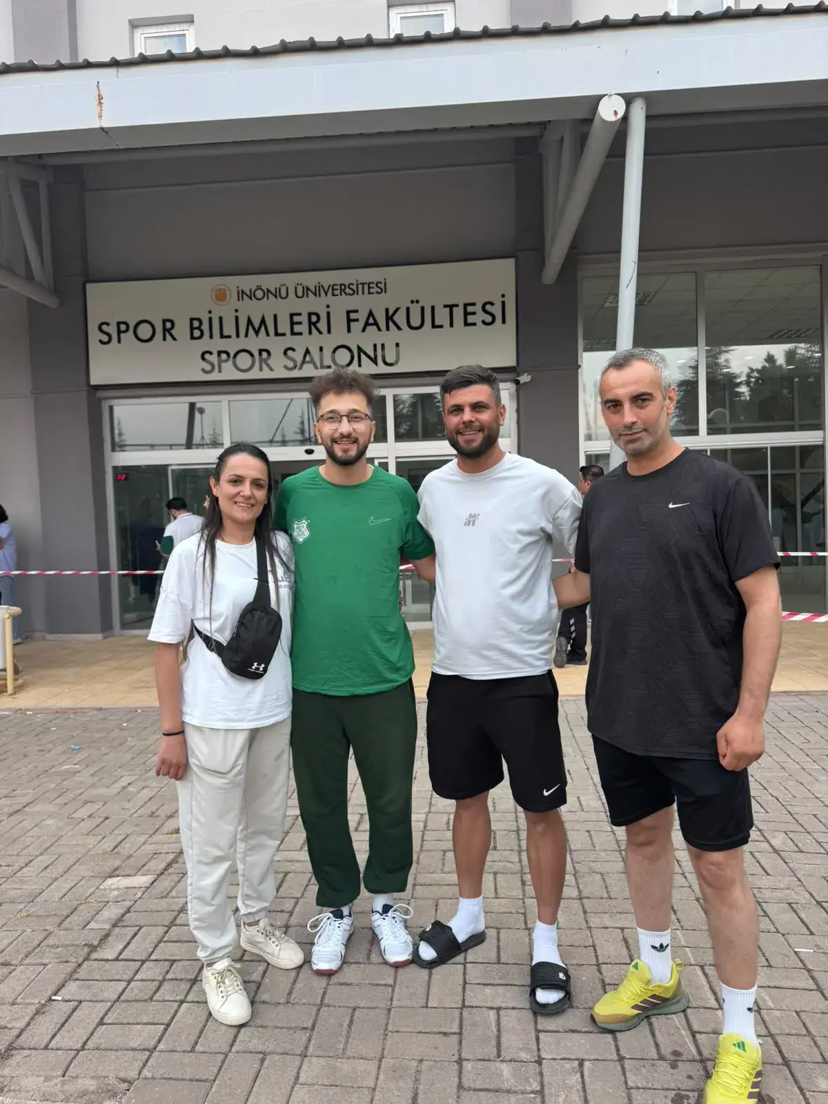 Yeşilova Spor Akademisi eğitmen kadrosu ve öğrencileri İnönü Üniversitesi Spor Bilimleri Fakültesi önünde