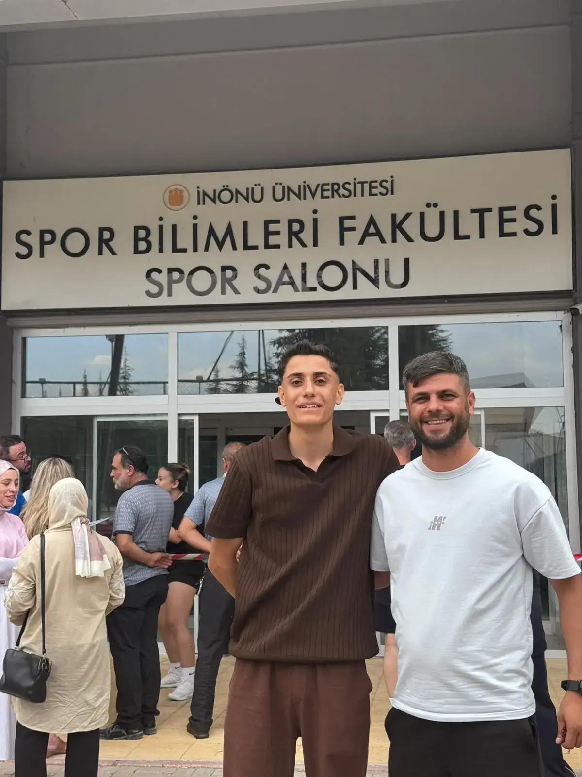 Yeşilova Spor Akademisi eğitmeni ve öğrencisi İnönü Üniversitesi Spor Salonu önünde