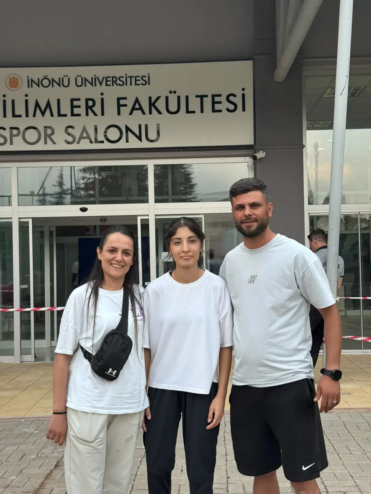 Yeşilova Spor Akademisi eğitmenleri öğrencisiyle sınav sonrası