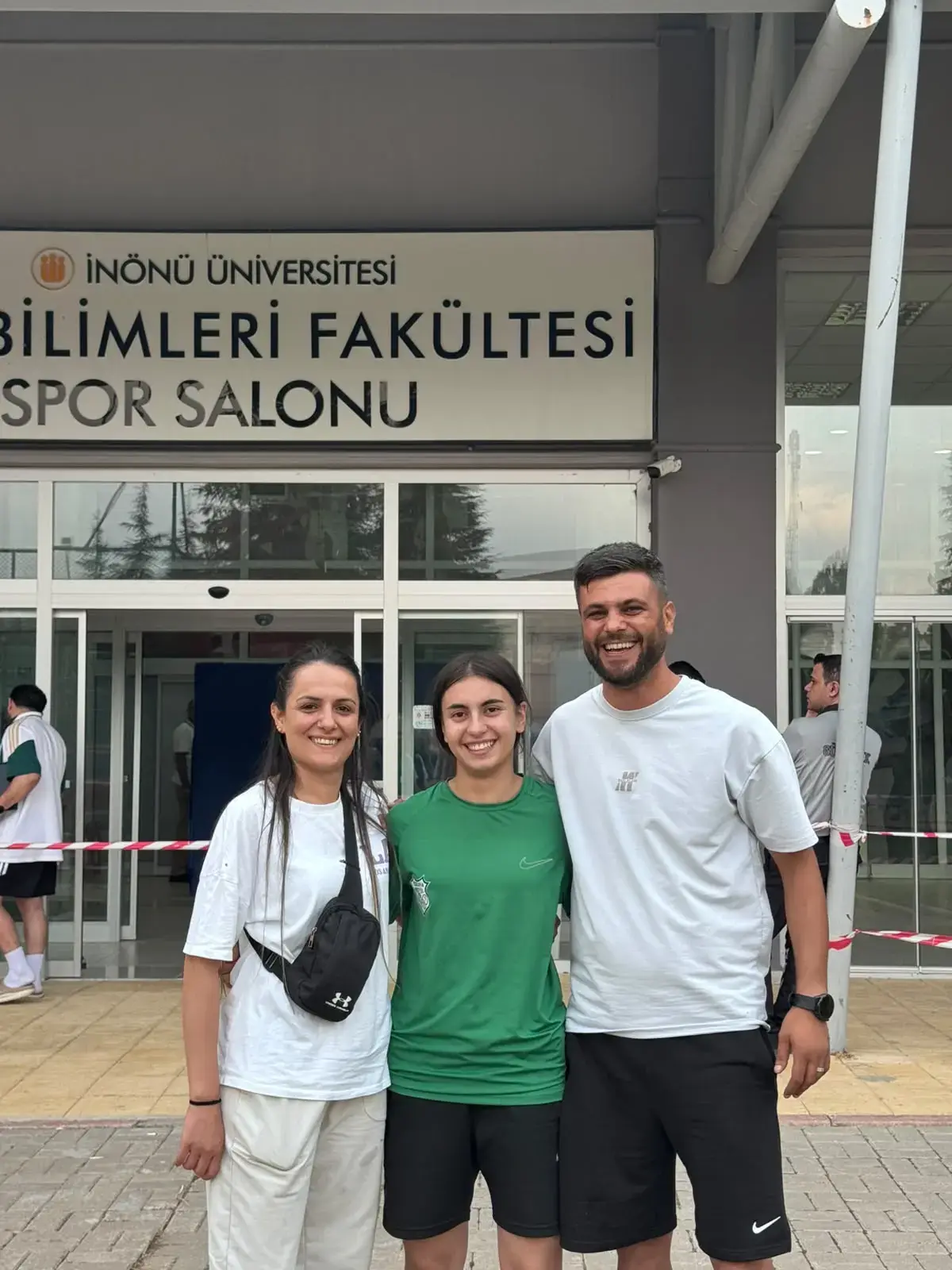 Yeşilova Spor Akademisi öğrencisi eğitmenleriyle gülümserken
